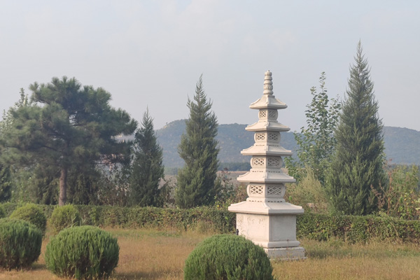 在选择沈阳永乐青山墓园时，哪个朝向被认为能带来好运和灵气？